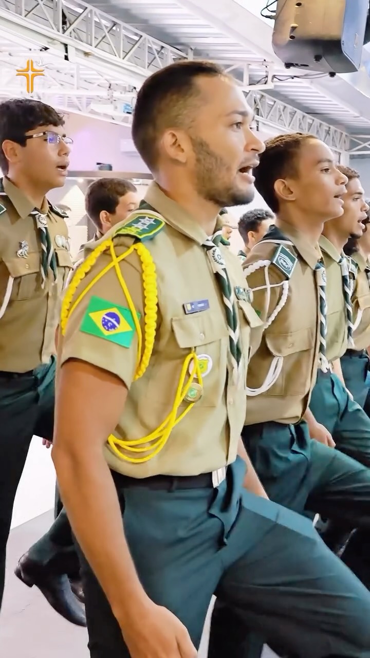 Grupo em apresentacao durante evento presencial